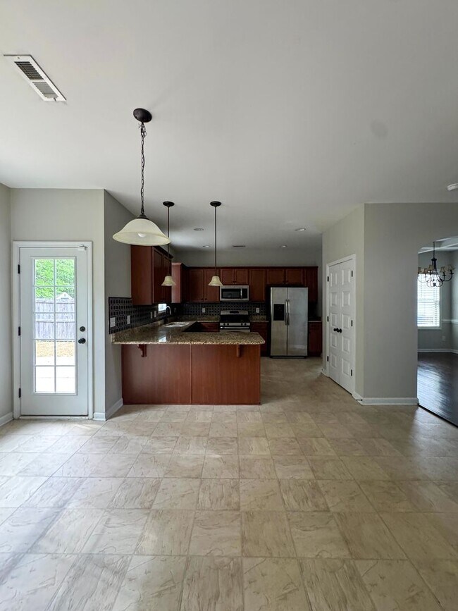 Building Photo - Spacious 4 Bed 2.5 Bath Fayetteville Home