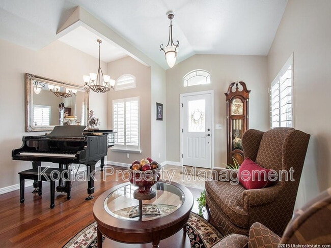 Building Photo - 637 Edgewood Dr