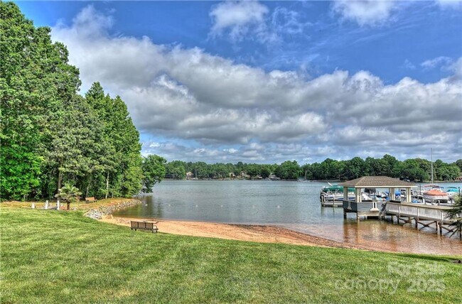 Building Photo - Waterfront Condo for Rent in the gated com...