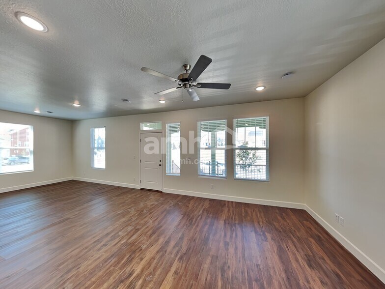 Building Photo - 11047 S Blue Byu Dr