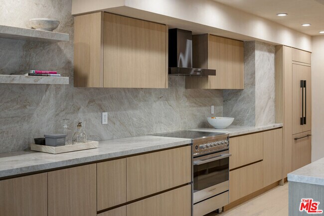 Building Photo - 818 N Doheny Dr