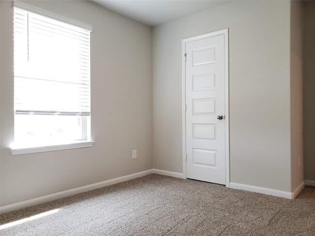 Building Photo - 3642 Park Vista Dr