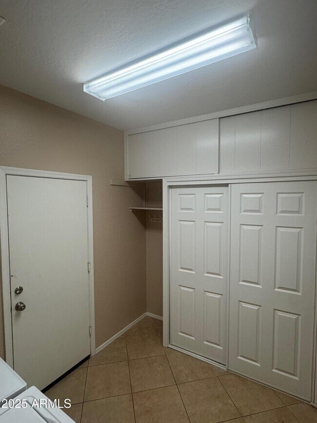 Building Photo - 1359 E Parkview Dr