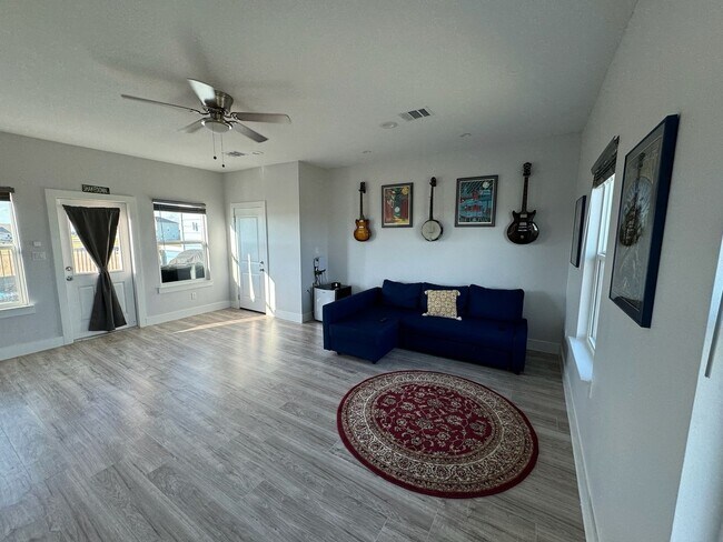 Building Photo - Charming 4BR House in Del Valle