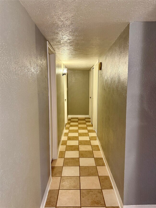 Building Photo - 14650 Lourdes Dr