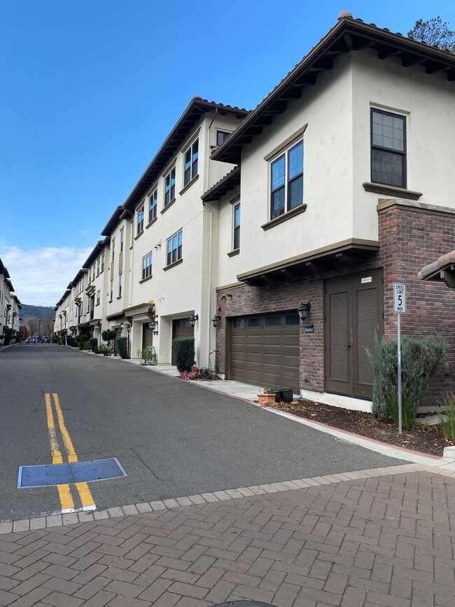 Building Photo - Pleasanton Andares townhouse 3 BD + office...