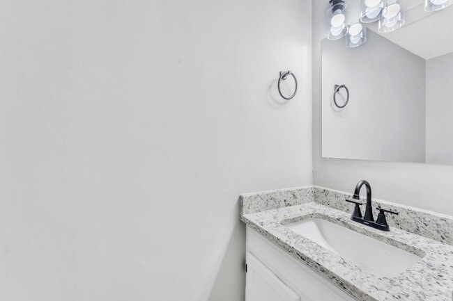 Building Photo - *NEWLY RENOVATED* 2 Bedroom Townhouse in D...