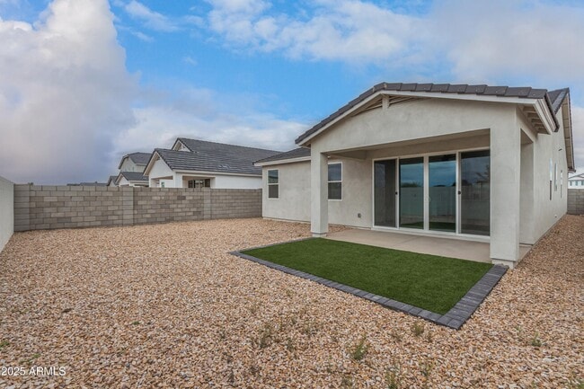 Building Photo - 305 E Leland Rd