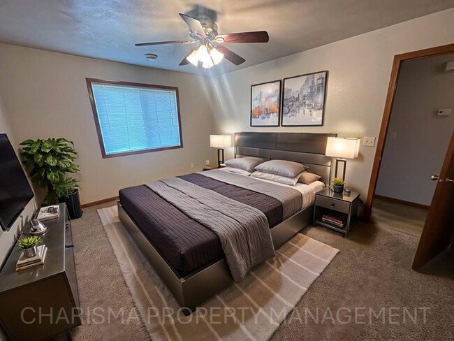 Building Photo - 2 BEDROOM, 1 BATH, NO STEPS, ATTACHED GARA...