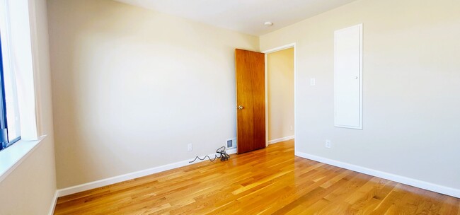 Building Photo - SUPER SPACIOUS, 3 LEVELS, 3 BONUS Rooms-SI...