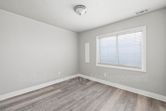 Building Photo - 4016 S Sunrise Dr