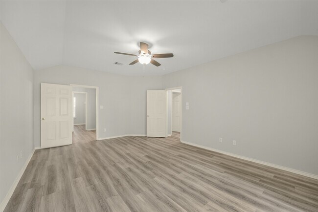 Building Photo - 750 Redwing Park Dr
