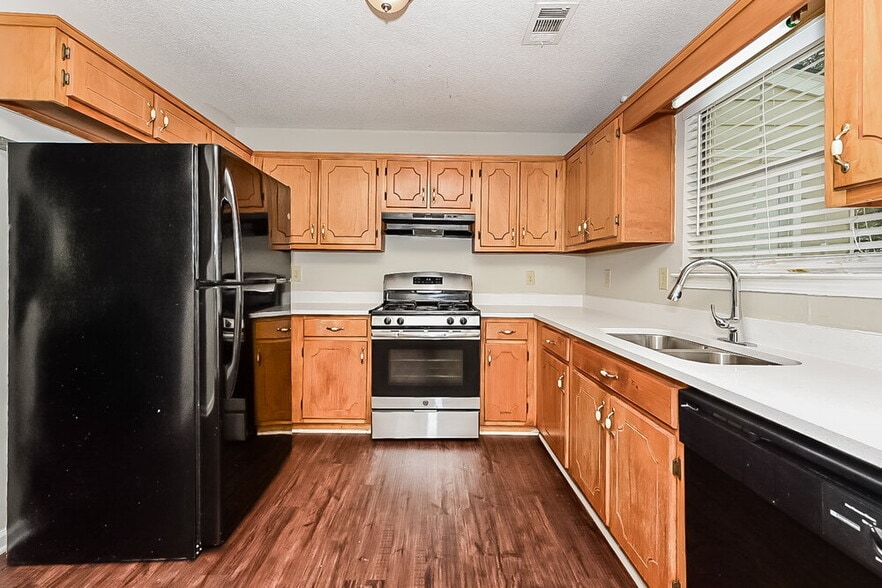 Building Photo - 68 Hampton Oaks Dr