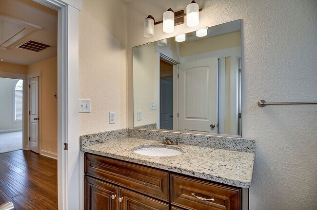 Building Photo - MOVE IN READY! GORGEOUS HOME IN CHESAPEAKE!