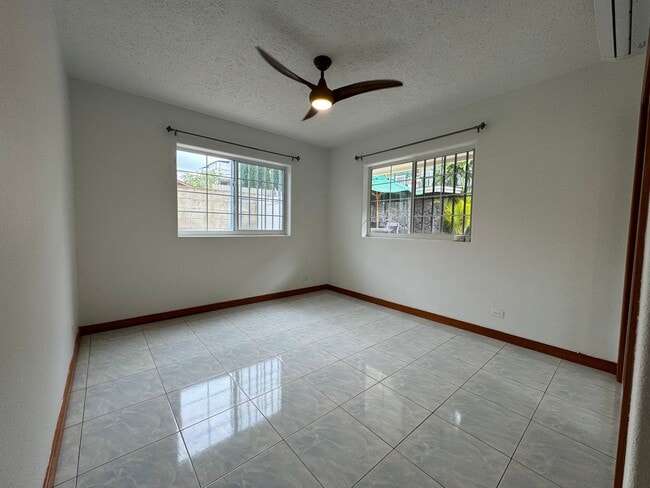 Building Photo - Salt Lake Area 2 bed 1 bath 1 parking Residential Neighborhood