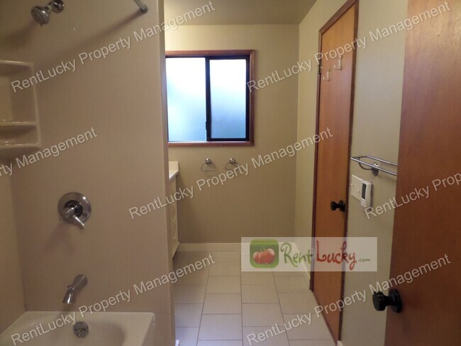 Building Photo - RARE FIND! Adorable 3-Bedroom Mid-Century Home in Great Des Moines Location!!