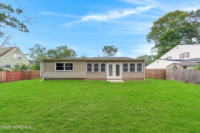 Building Photo - 895 Raleigh Dr