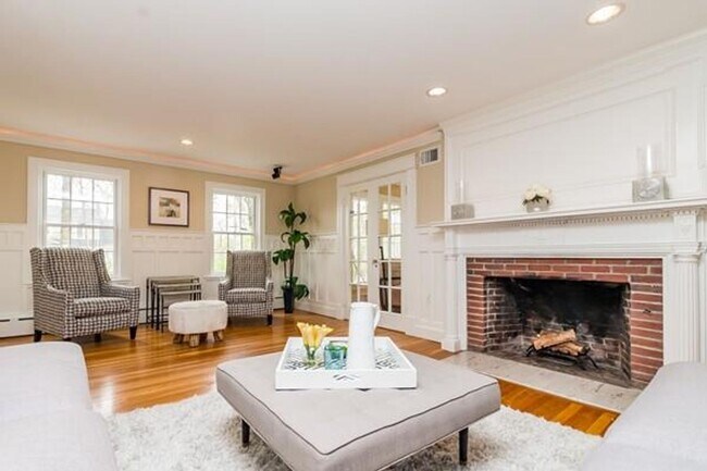 Building Photo - HOT NEWTON LISTING!!!