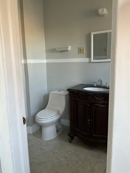 Building Photo - 11 Westervelt Pl