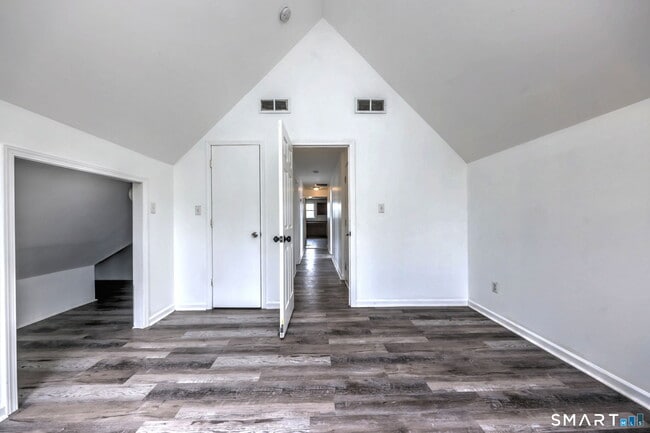 Building Photo - 483 Ferry St