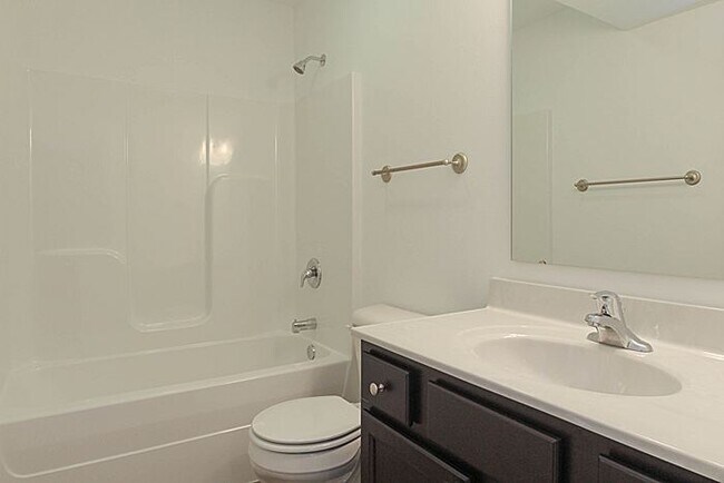 Building Photo - 4 Bedroom, 3 bath close to University.