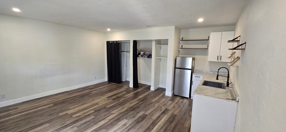 2 closets - 201 NE 2nd Ave