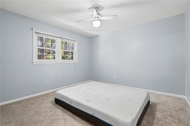 Building Photo - 745 Westmoreland Dr E