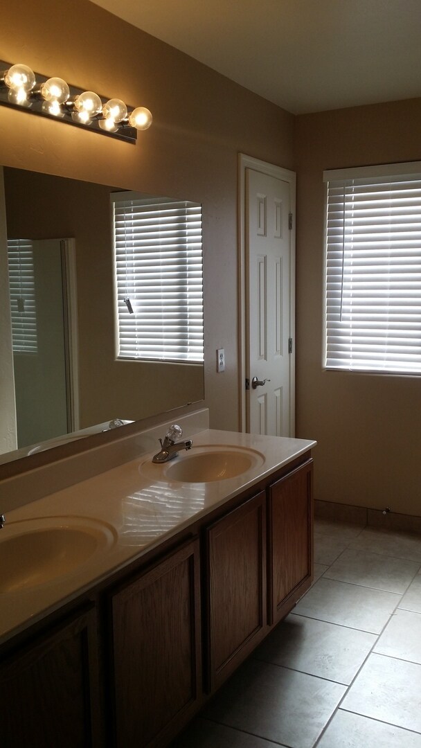 Building Photo - Rita Ranch Beauty ready for Move In Today! 4 bedroom 2 bath Home all Updated!