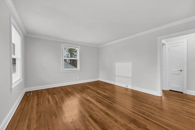 Building Photo - Conveniently Located off Memorial Dr! Lovely 2 Bed 1 Bath Home!