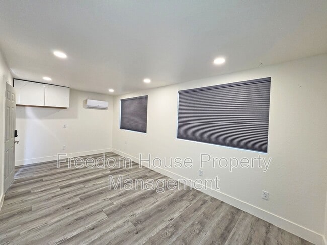 Building Photo - 3630 E Vineyard Dr N