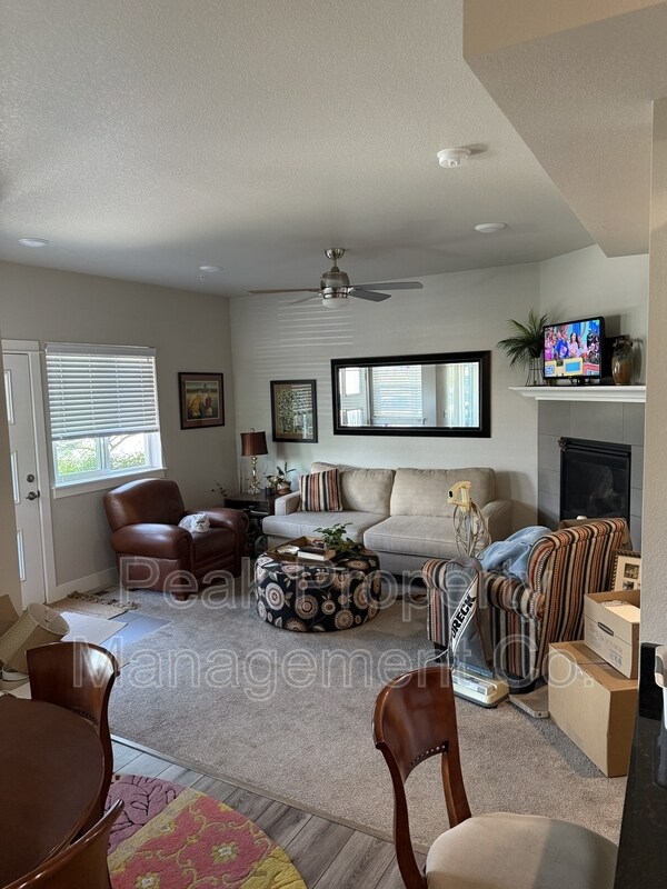 Building Photo - 2608 Kansas Dr