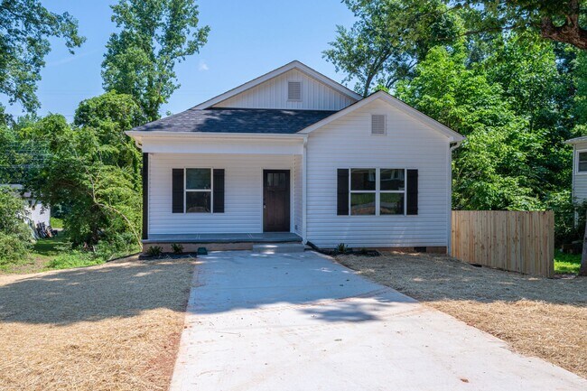 Primary Photo - Your New Home Awaits in Hickory!