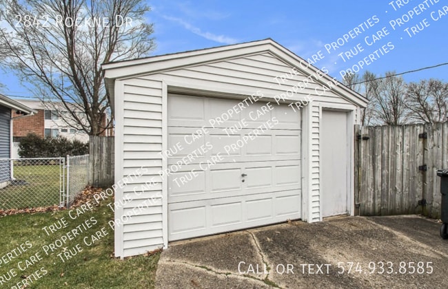 Building Photo - 2842 Rockne Dr