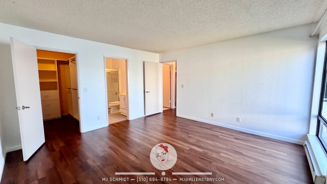 Building Photo - Large corner 2 bedroom surrounded by breathtaking Bay views!