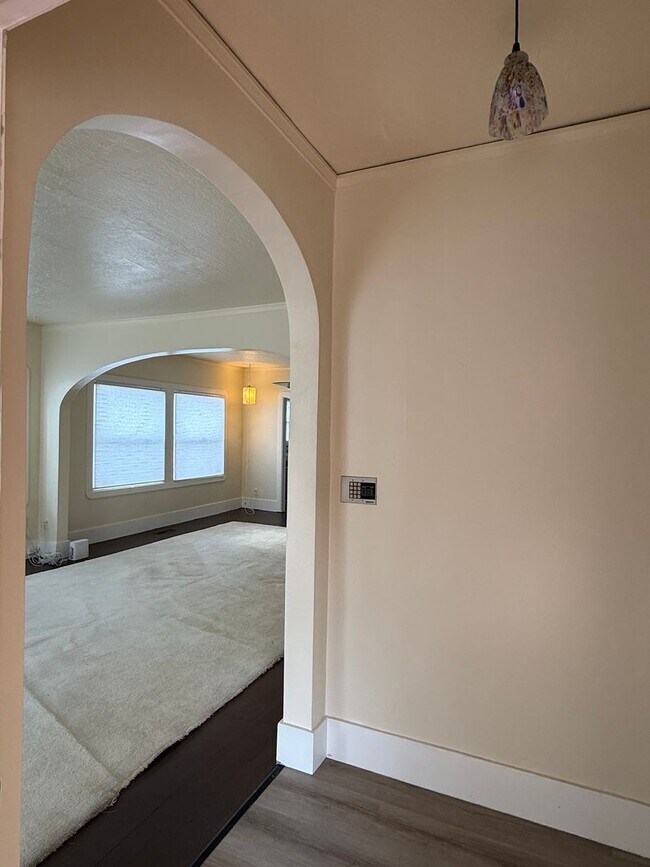 Building Photo - Huge 2 Bed House with a Shared Back Patio