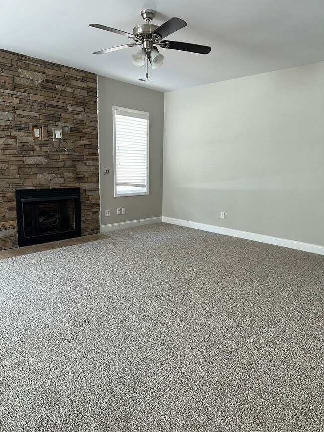 Building Photo - Large family home with fenced back yard in...