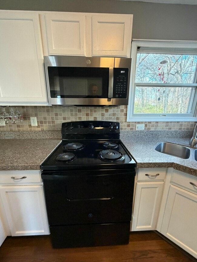 Building Photo - 8735 Olenbrook Dr