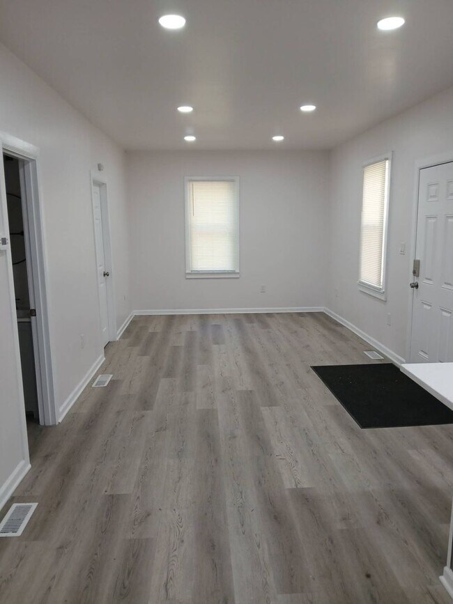 Building Photo - 6015 Hosmer Ave