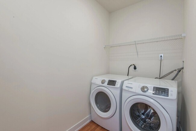 Building Photo - 1405 N Sydenham St