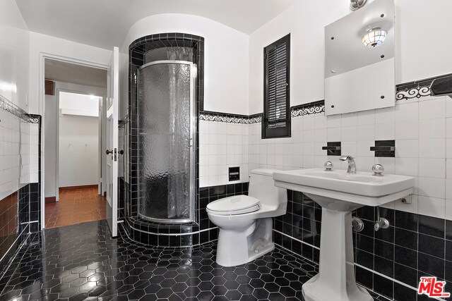 Building Photo - 711 N Linden Dr