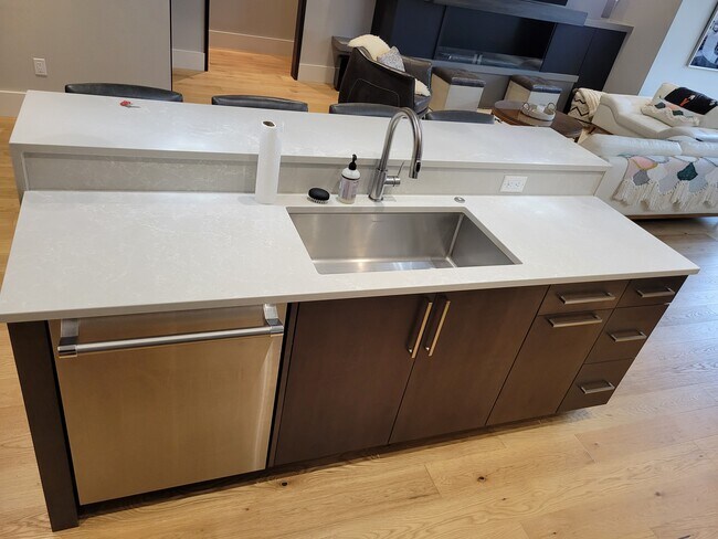 Island in kitchen with seating for 5 - 300 W Main St