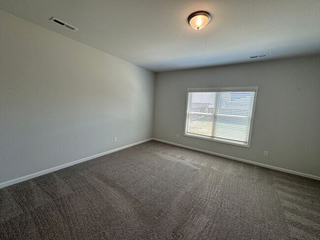 Building Photo - Spacious home with a fence, in PRIME location with a move in special