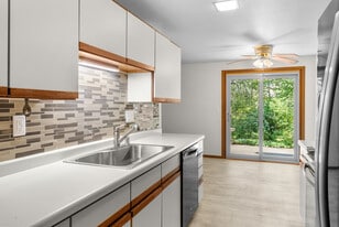 Building Photo - 910 E Cedar Ave