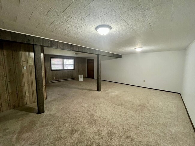 Building Photo - 4 Bed | 2 Bath | House