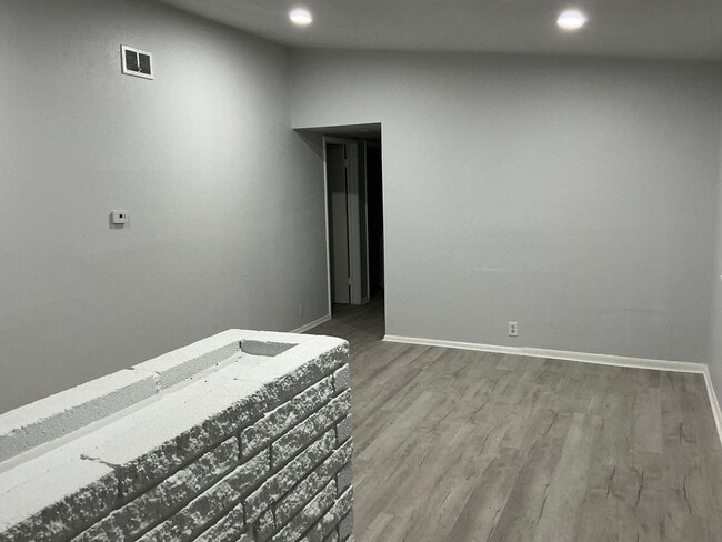 Building Photo - Updated 3 bed 1 bath