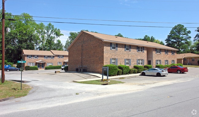 Primary Photo - Lynwood Apartments