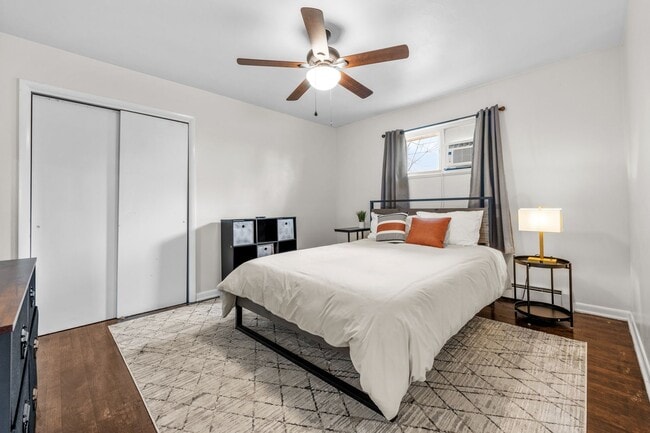 Building Photo - Gorgeous Furnished Two Bedroom in Sloans L...