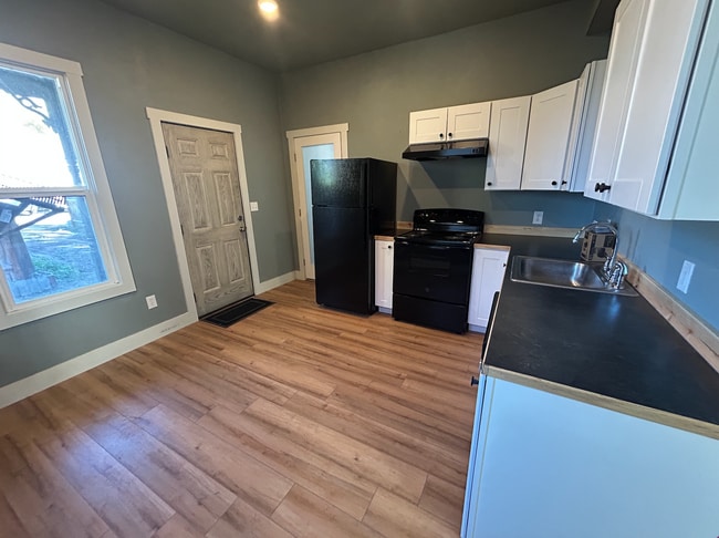 Building Photo - Stunning Remodeled 4 BR in North Missoula