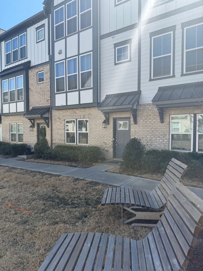 Building Photo - Nearly New Davidson Townhome | 3BR + Flex Space | 2-Car Garage | Minutes to Downtown