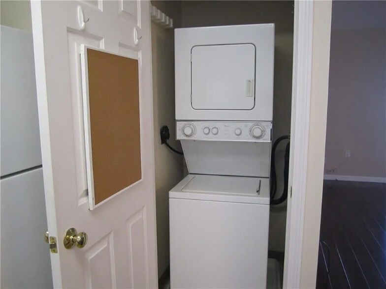 Building Photo - 120 Mill St